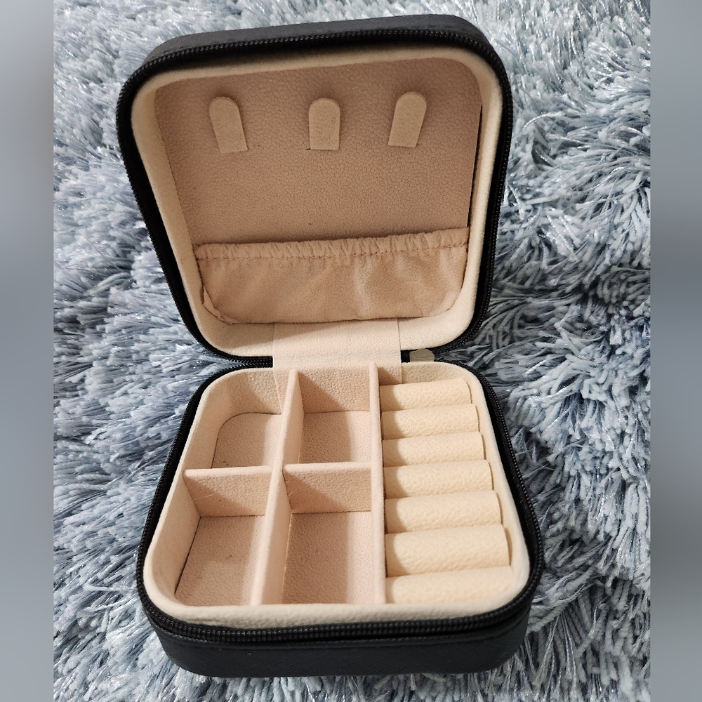 Black Square Zip Close Travel Jewelry Box